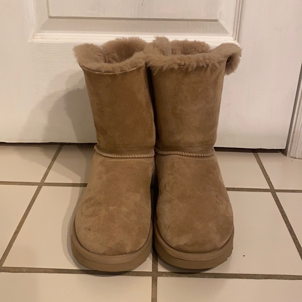 Extremely good condition bailey bow ugg boots